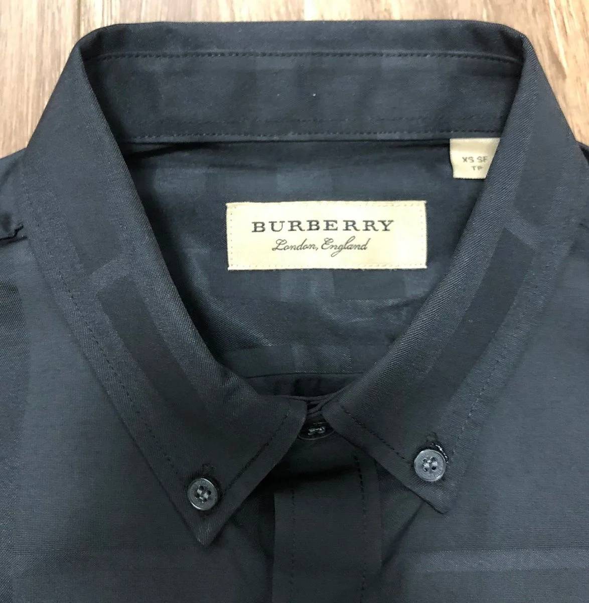 Áo sơ mi Burberry đen kẻ sọc caro tay ngắn nam mã 28l chất lượng cao Áo sơ mi Burberry đen kẻ sọc caro tay ngắn nam mã 28l chất lượng cao
