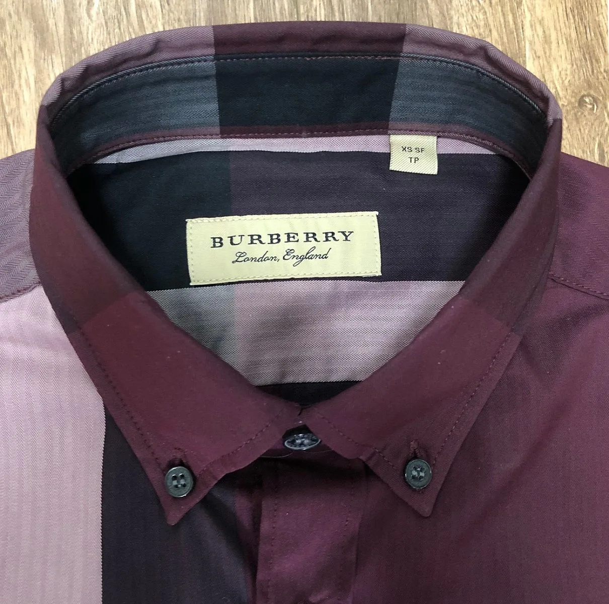 Áo sơ mi nam màu đỏ Burberry tay ngắn kẻ sọc caro mã 34 BBR điển trai