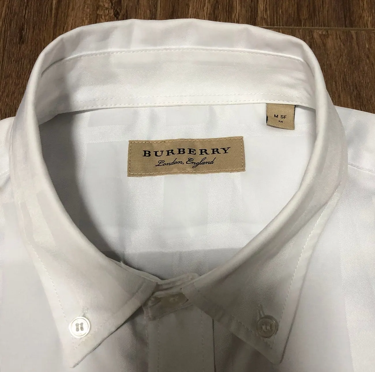 Áo sơ mi nam Burberry màu trắng tay ngắn kẻ sọc caro mã 22l đẹp Áo sơ mi nam Burberry màu trắng tay ngắn kẻ sọc caro mã 22l đẹp