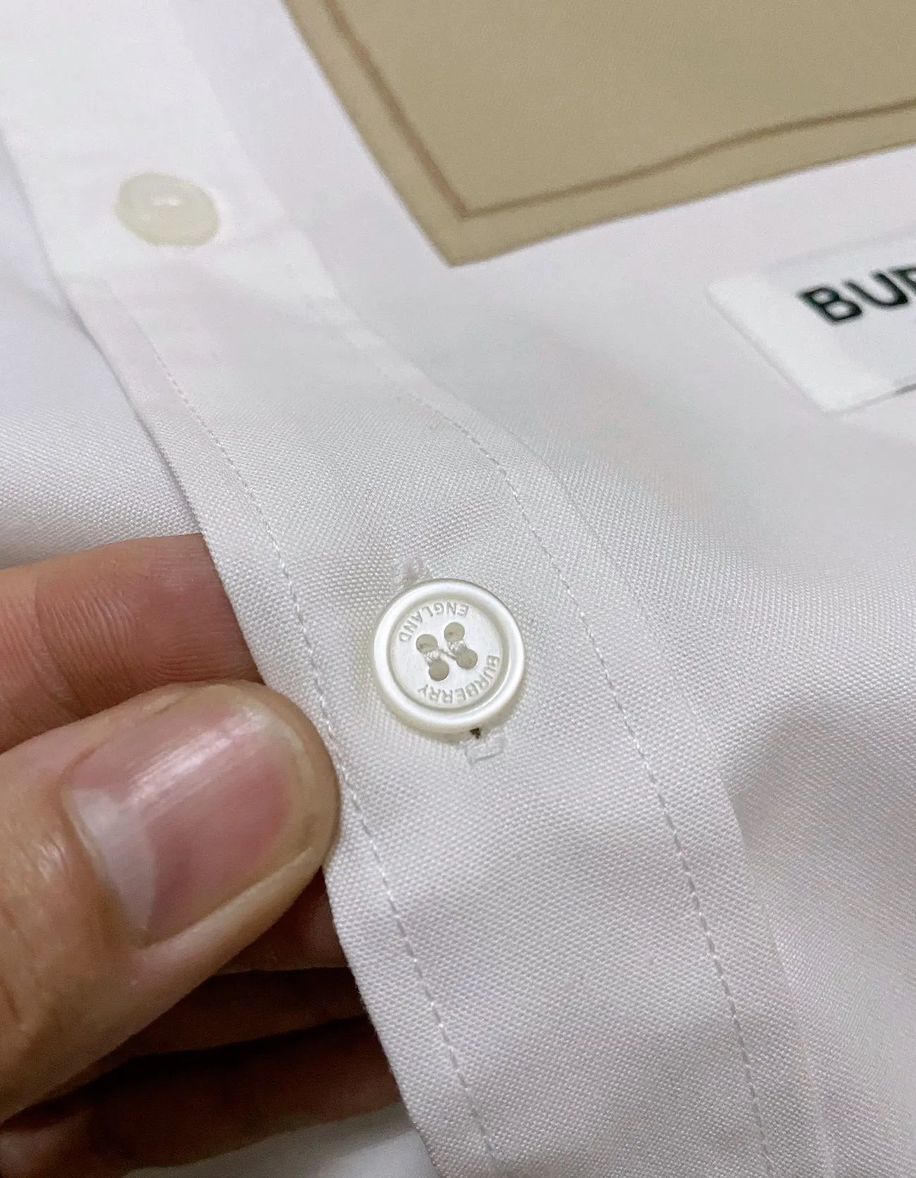 Burberry ao so mi màu trơn tay ngắn nam mã 22a sang trọng tinh tế Burberry ao so mi màu trơn tay ngắn nam mã 22a sang trọng tinh tế