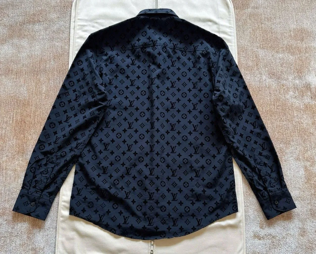 Áo sơ mi nam màu đen LV tay dài mã 1b tinh tế chất lượng cao