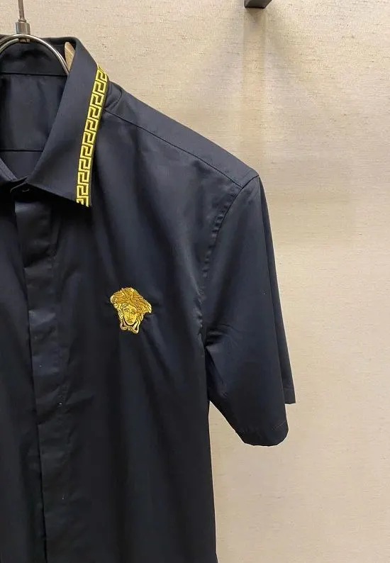 Áo sơ mi nam Versace màu đen tay ngắn mã 1 hàng độc quyền thời thượng Áo sơ mi nam Versace màu đen tay ngắn mã 1 hàng độc quyền thời thượng