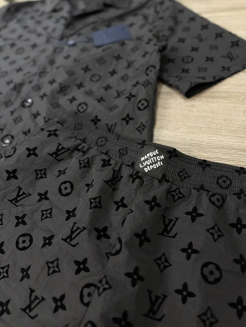 Áo sơ mi LV xanh Louis Vuitton siêu phẩm mã 1 cho nam tuyệt vời Áo sơ mi LV xanh Louis Vuitton siêu phẩm mã 1 cho nam tuyệt vời