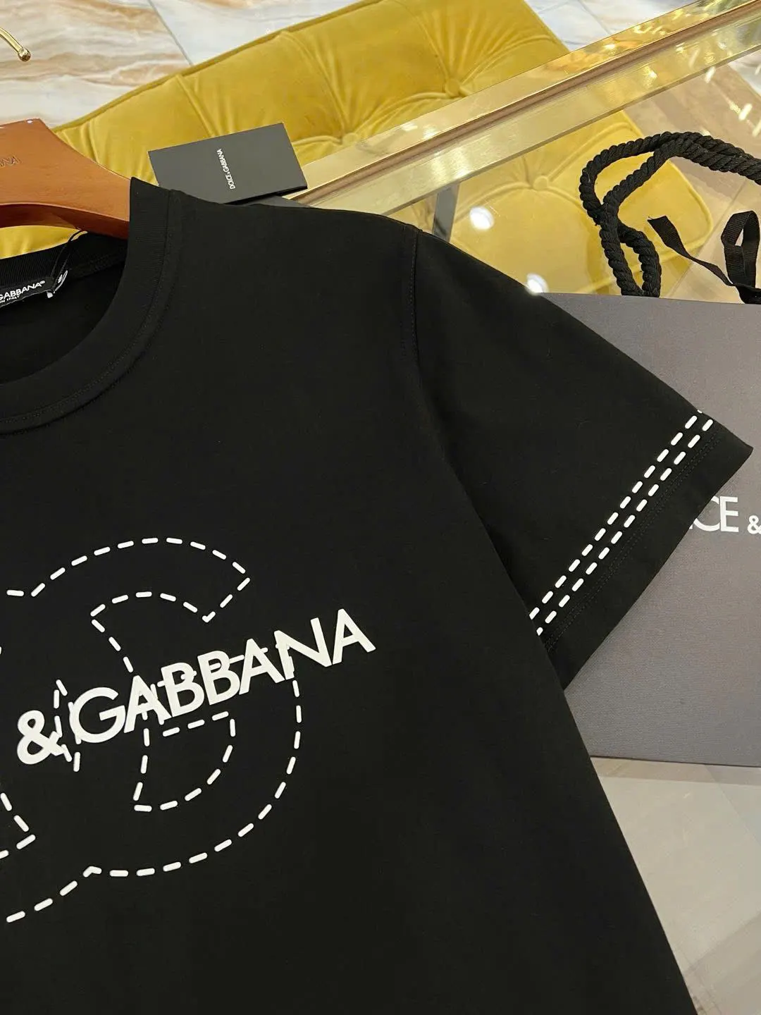 Áo thun đen đẹp Dolce Gabbana mã 10 cổ tròn chuẩn dáng nam nữ đẳng cấp Áo thun đen đẹp Dolce Gabbana mã 10 cổ tròn chuẩn dáng nam nữ đẳng cấp