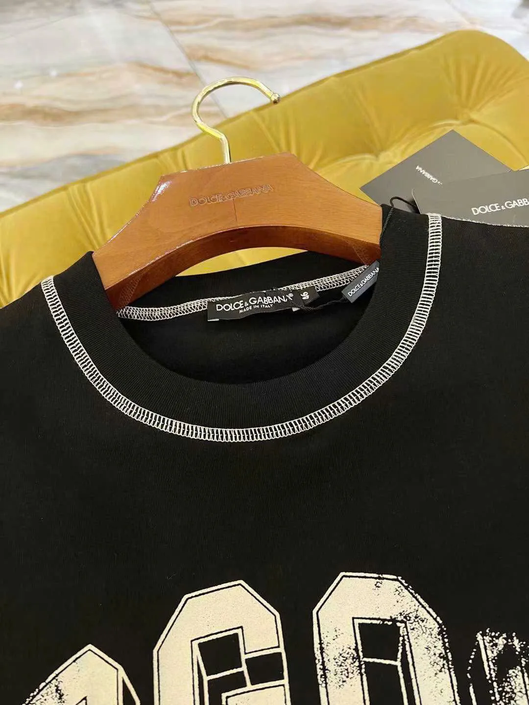 Áo thun đen form rộng Dolce cổ tròn mã 11 - lên ảnh đẹp nam nữ Áo thun đen form rộng Dolce cổ tròn mã 11 - lên ảnh đẹp nam nữ