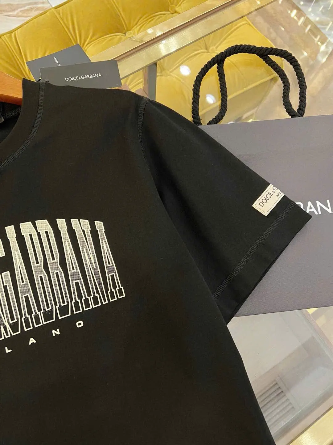 Áo phông trơn đen Dolce Gabbana cổ tròn nam nữ limited mã 16 Áo phông trơn đen Dolce Gabbana cổ tròn nam nữ limited mã 16