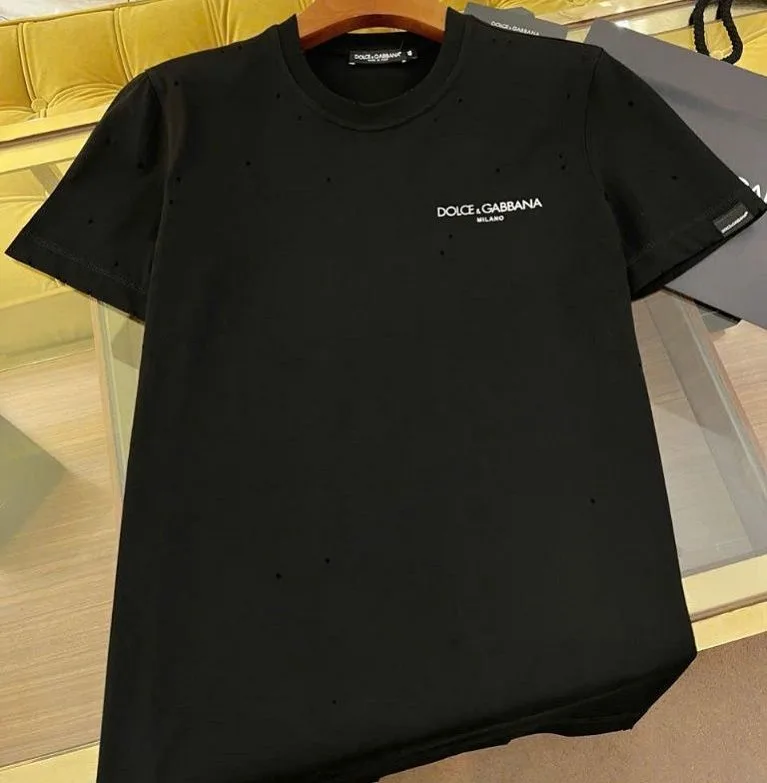 Áo thun đen cổ tròn Dolce Gabbana mã 37 phong cách riêng hạng cao cấp Áo thun đen cổ tròn Dolce Gabbana mã 37 phong cách riêng hạng cao cấp