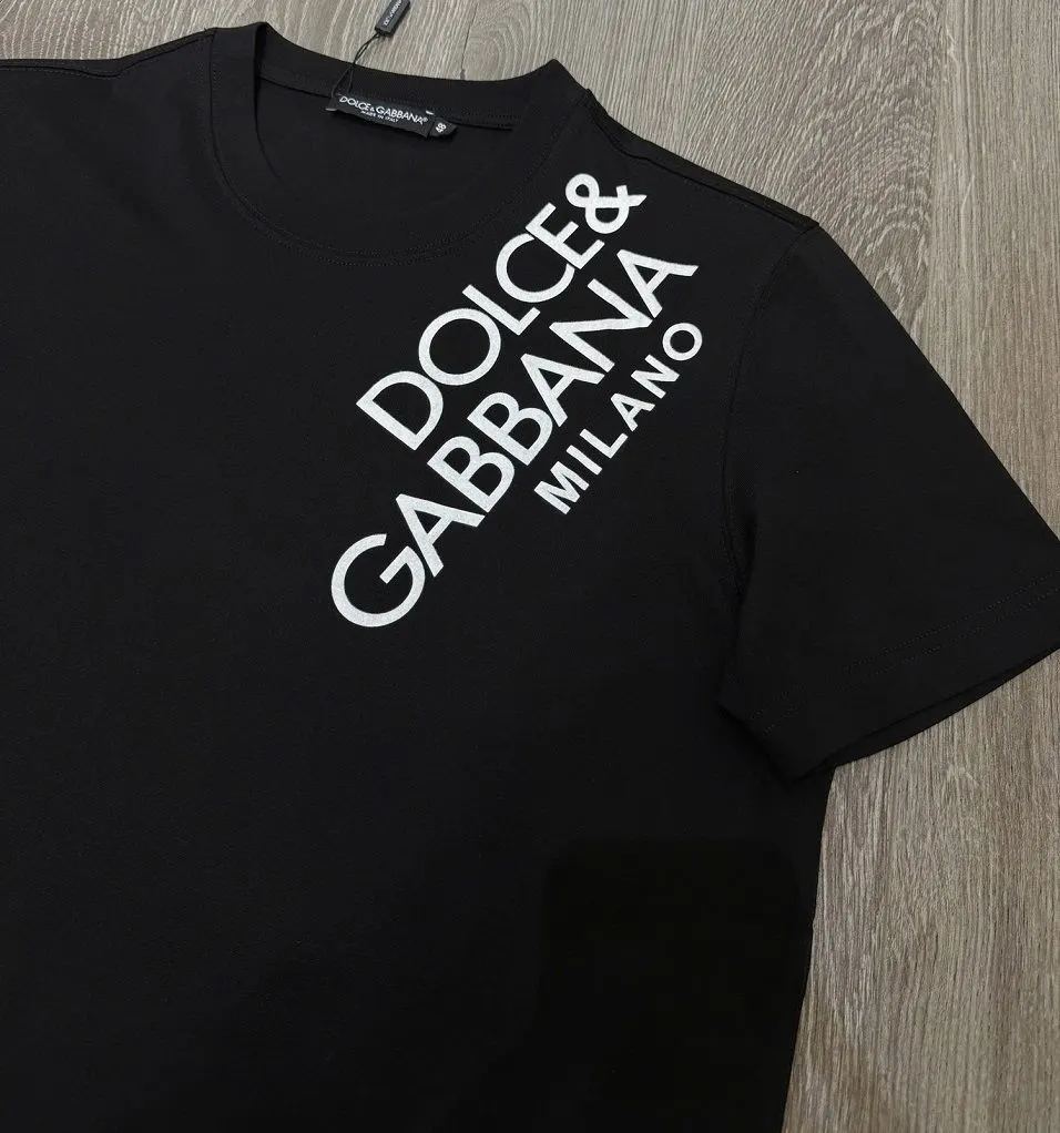 Áo thun nam đen có hình mã 4 Dolce Gabbana trẻ trung cao hạng cổ tròn Áo thun nam đen có hình mã 4 Dolce Gabbana trẻ trung cao hạng cổ tròn