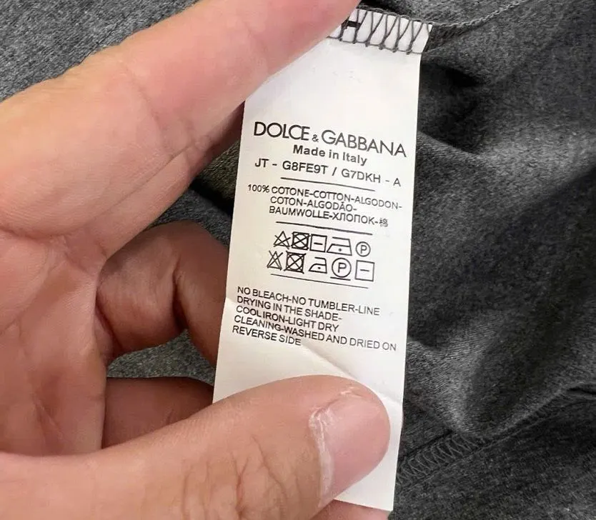 Áo phông Dolce Gabbana màu ghi mã 1 hàng hiệu gọn gàng nam Áo phông Dolce Gabbana màu ghi mã 1 hàng hiệu gọn gàng nam