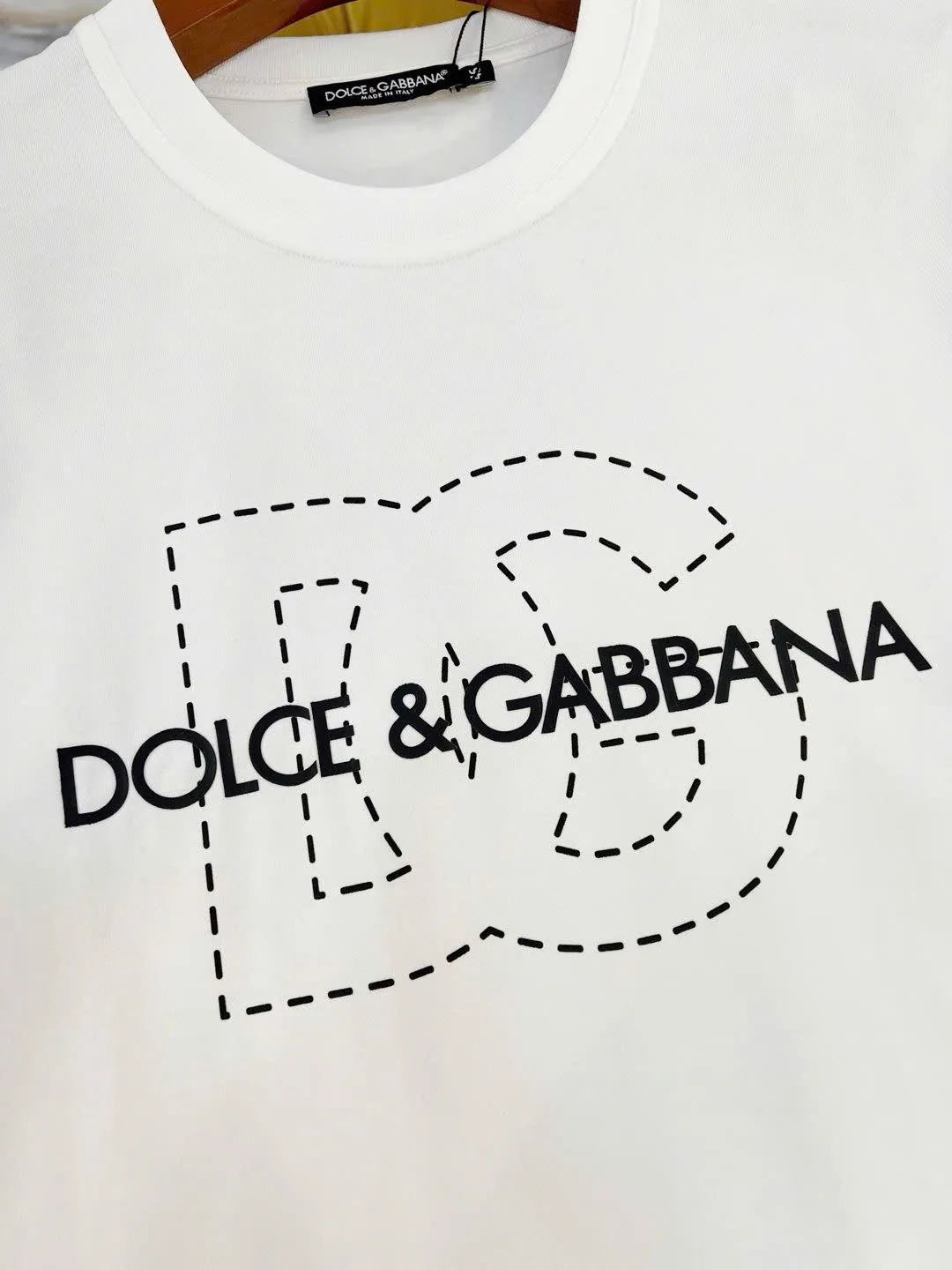 Áo thun Dolce Gabbana nam trắng mã 2 cổ tròn sang chảnh thời thượng mới mẻ Áo thun Dolce Gabbana nam trắng mã 2 cổ tròn sang chảnh thời thượng mới mẻ