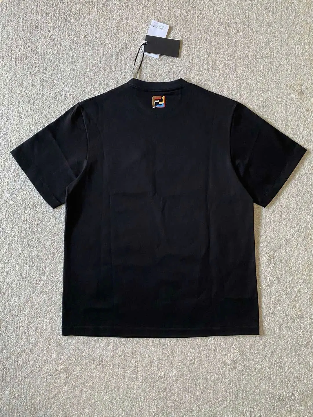 Áo thun nam màu đen Fendi cổ tròn exclusive collection yêu luôn mã 1 Áo thun nam màu đen Fendi cổ tròn exclusive collection yêu luôn mã 1