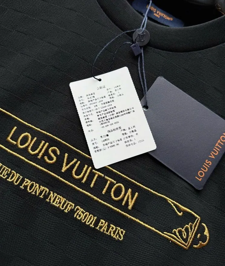 Áo Louis Vuitton đen mã 10b cổ tròn nam nữ hạng premium không chê vào đâu được Áo Louis Vuitton đen mã 10b cổ tròn nam nữ hạng premium không chê vào đâu được