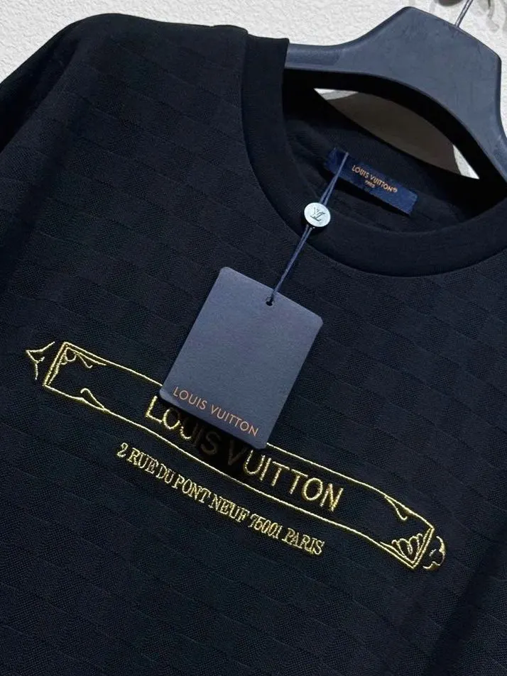 Áo thun LV đen cổ tròn mã 10c — áo phông thượng lưu nam nữ tỉ mỉ