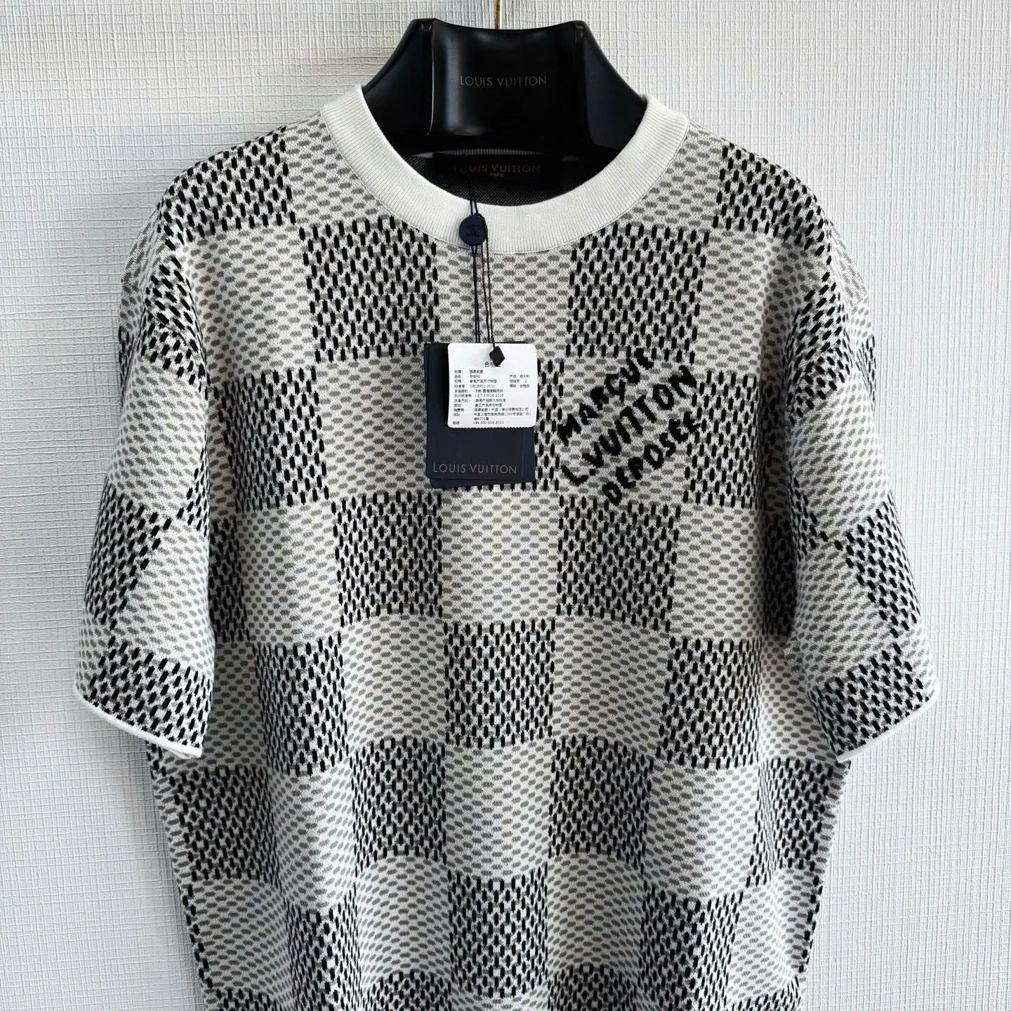 Áo thun Louis Vuitton trắng limited edition mã 3 cổ tròn nam nữ mê mẩn Áo thun Louis Vuitton trắng limited edition mã 3 cổ tròn nam nữ mê mẩn