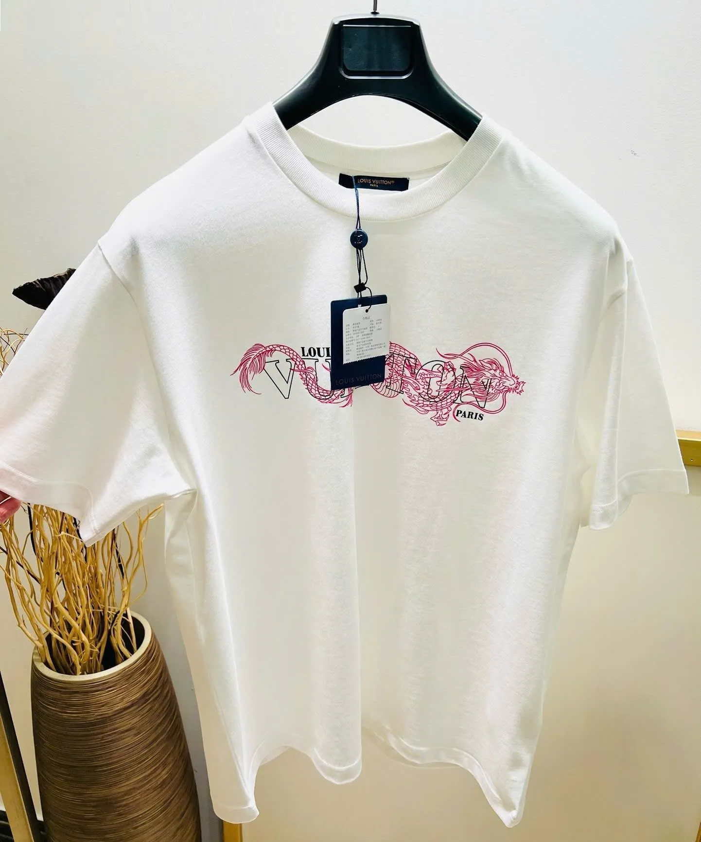 Áo thun LV trắng cổ tròn Louis Vuitton cao cấp mã 9 nam nữ cá tính Áo thun LV trắng cổ tròn Louis Vuitton cao cấp mã 9 nam nữ cá tính