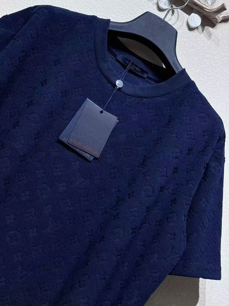 Áo Louis Vuitton xanh mã 13 cổ tròn nam nữ đỉnh của chóp siêu đẹp Áo Louis Vuitton xanh mã 13 cổ tròn nam nữ đỉnh của chóp siêu đẹp