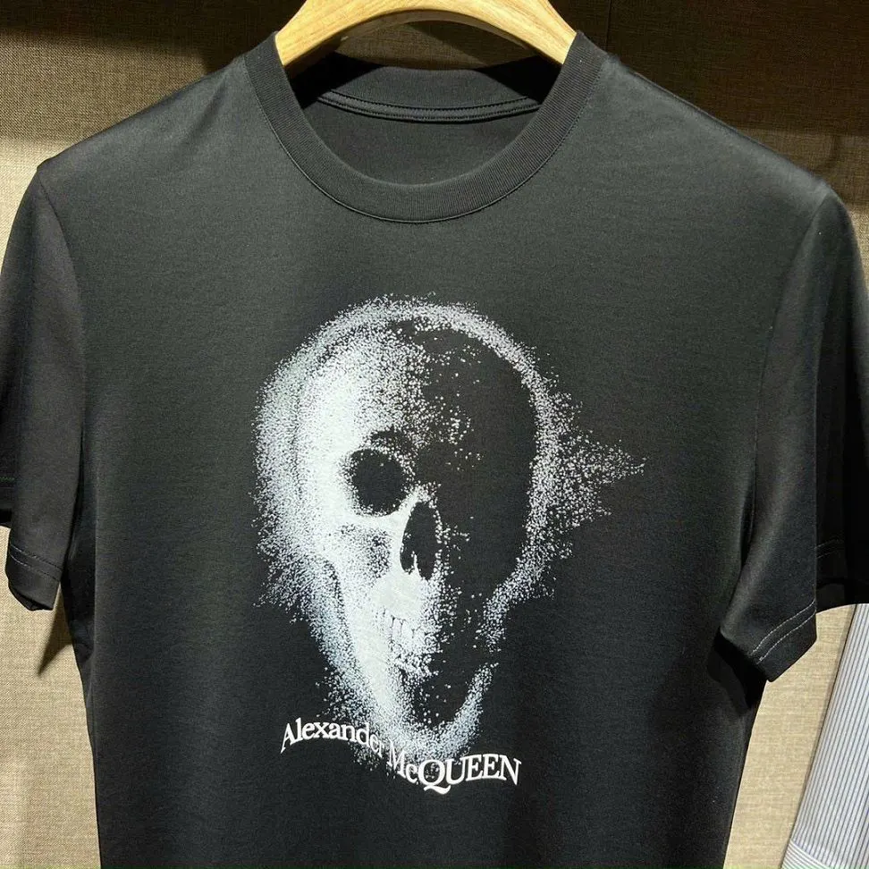 Áo phông nam màu đen McQueen cổ tròn mã 1 đáng tiền phong cách nam nữ Áo phông nam màu đen McQueen cổ tròn mã 1 đáng tiền phong cách nam nữ