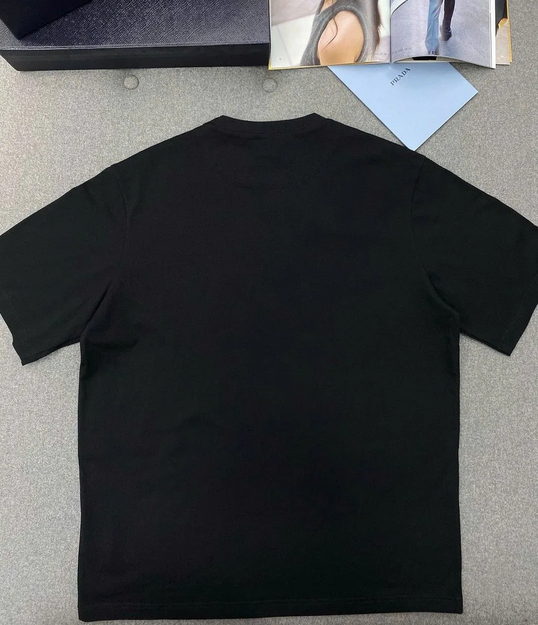 Áo thun nam màu đen Prada mã 1 cổ tròn Like Auth tinh tế phong cách