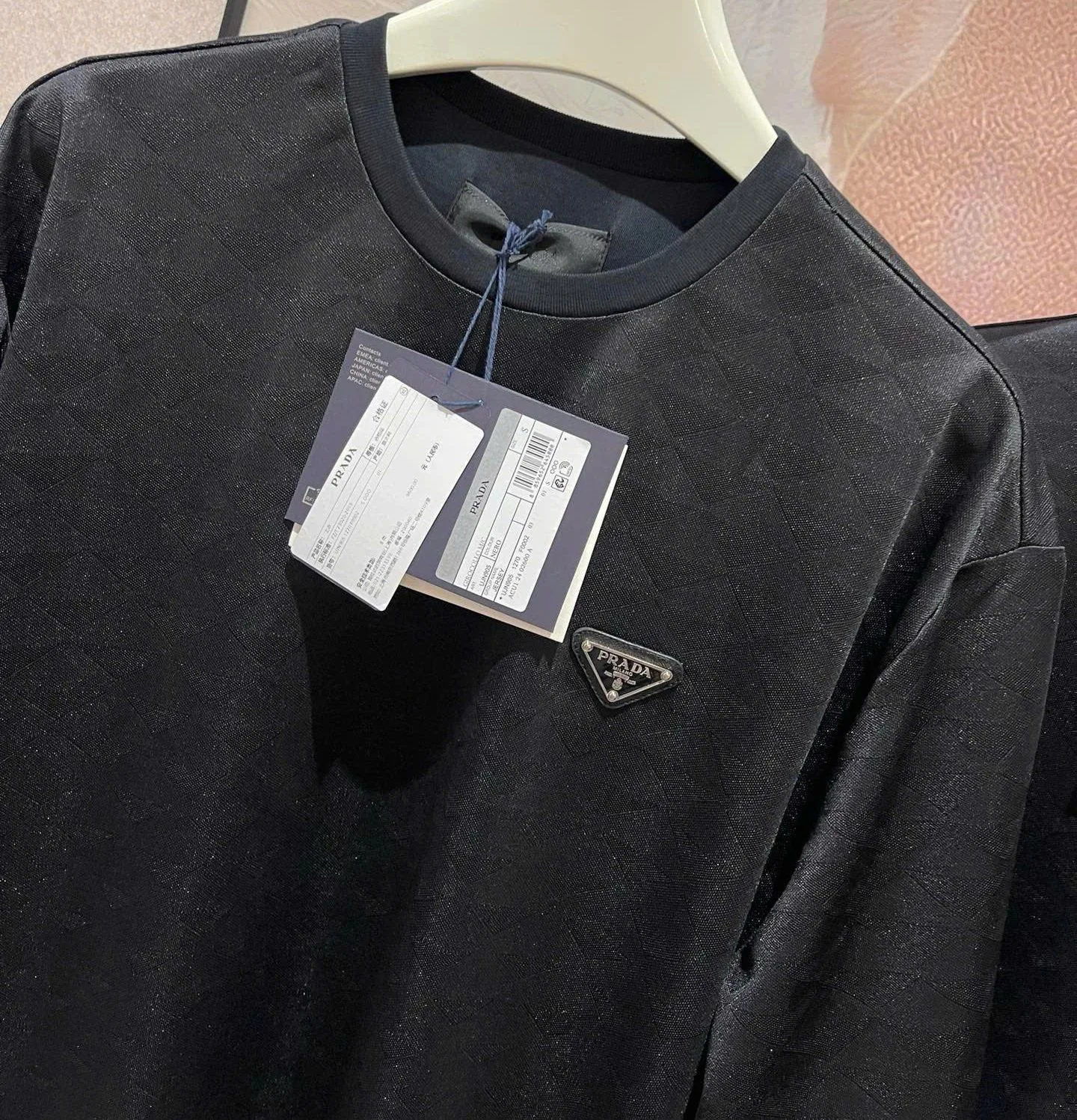 Áo phông đen trơn Prada mã 2 áo thun cổ tròn nam nữ hàng độc tinh tế Áo phông đen trơn Prada mã 2 áo thun cổ tròn nam nữ hàng độc tinh tế