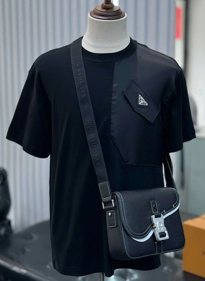 Áo thun đen Prada hàng hiệu cổ tròn mã 3 áo phông nam nữ ấn tượng Áo thun đen Prada hàng hiệu cổ tròn mã 3 áo phông nam nữ ấn tượng