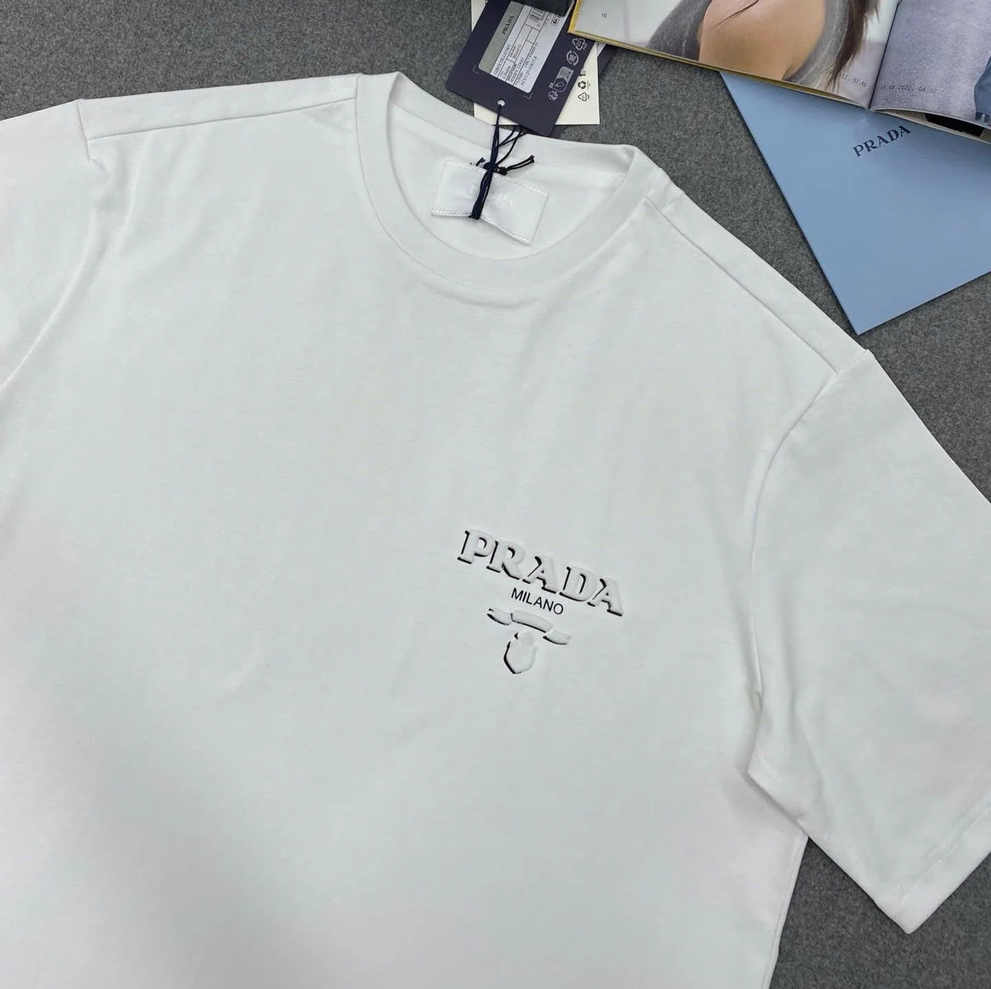 Áo thun trơn trắng Prada mã 2 cổ tròn nam áo phông thượng lưu điển trai