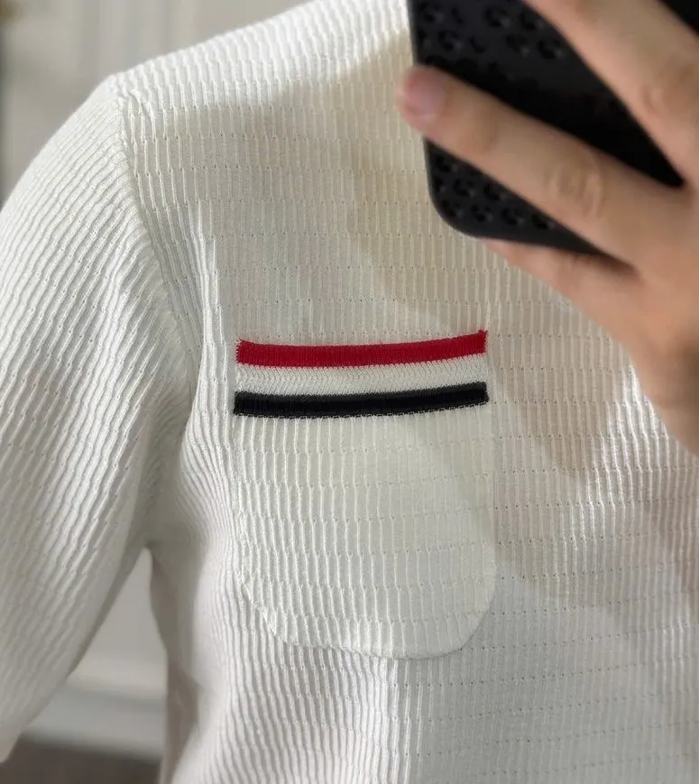 Áo phông Thom Browne trắng mã 1 nam nữ phong cách tinh tế cổ tròn Áo phông Thom Browne trắng mã 1 nam nữ phong cách tinh tế cổ tròn