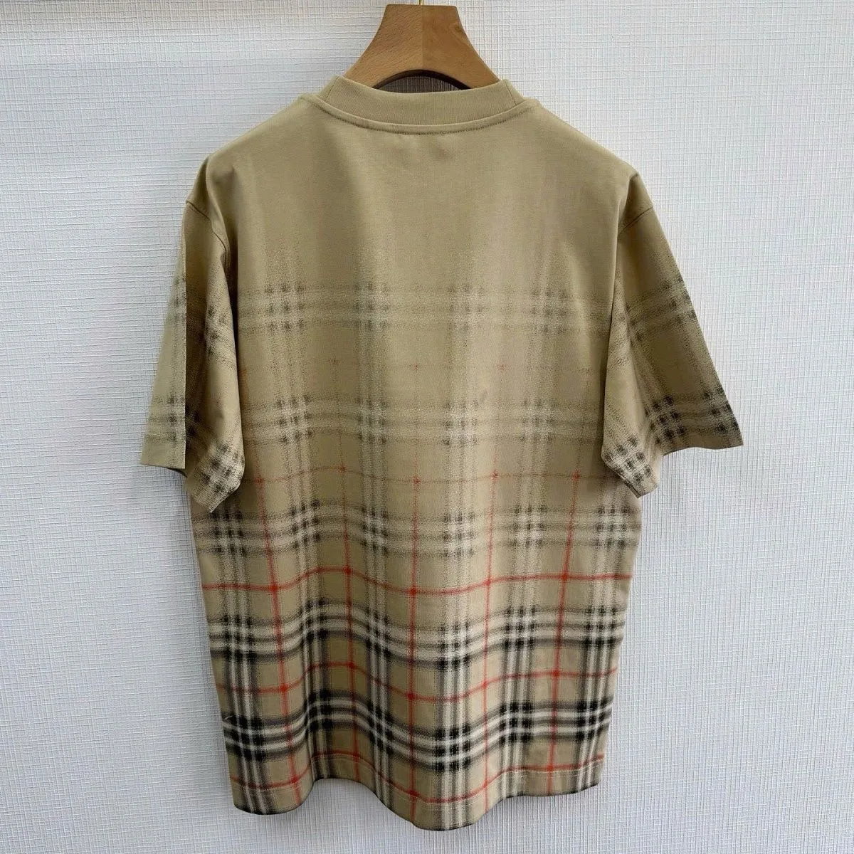 Áo thun hiệu Burberry áo phông màu vàng kẻ caro nam mã 1 gọn gàng Áo thun hiệu Burberry áo phông màu vàng kẻ caro nam mã 1 gọn gàng