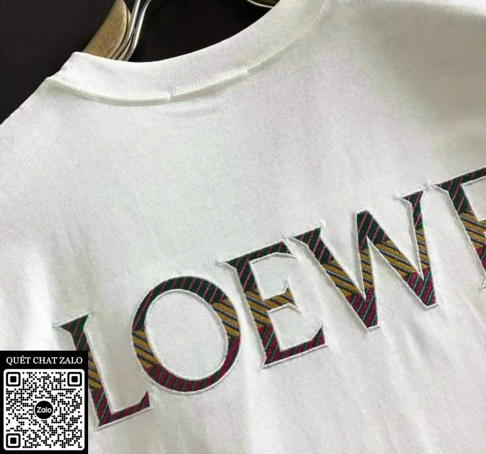 Áo phông Loewe màu trắng nam mã 2 bản giới hạn thích ngay cao cấp Áo phông Loewe màu trắng nam mã 2 bản giới hạn thích ngay cao cấp