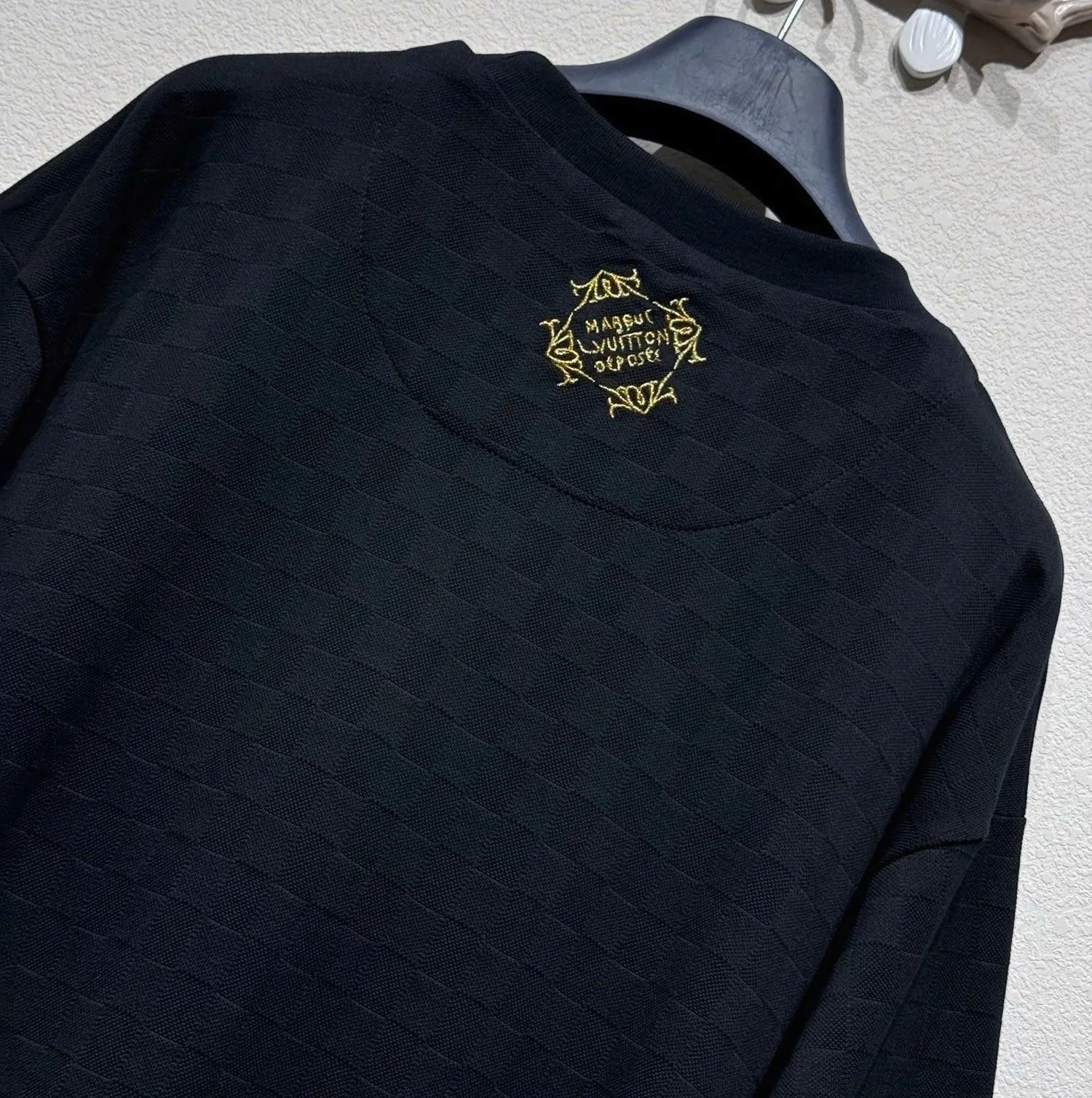 Phong cách premium Louis Vuitton áo thun LV đen mã 10 nam mạnh mẽ Phong cách premium Louis Vuitton áo thun LV đen mã 10 nam mạnh mẽ