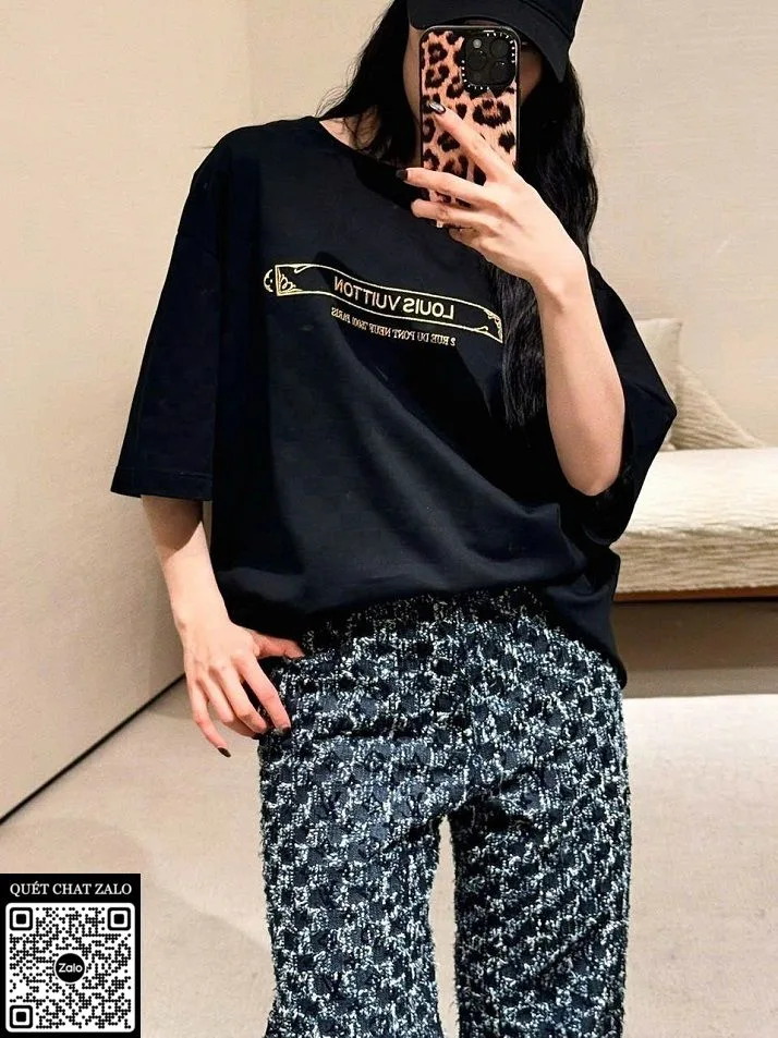 Áo phông nam màu đen Louis Vuitton mã 10c phong cách LV trẻ trung Áo phông nam màu đen Louis Vuitton mã 10c phong cách LV trẻ trung