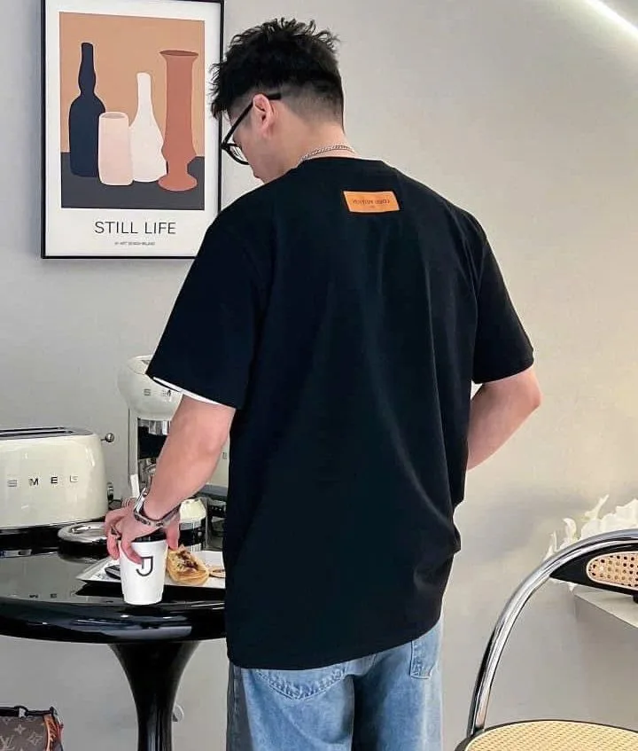 Áo phông nam áo Louis Vuitton đen mã 12 LV phong cách độc lạ hiếm Áo phông nam áo Louis Vuitton đen mã 12 LV phong cách độc lạ hiếm