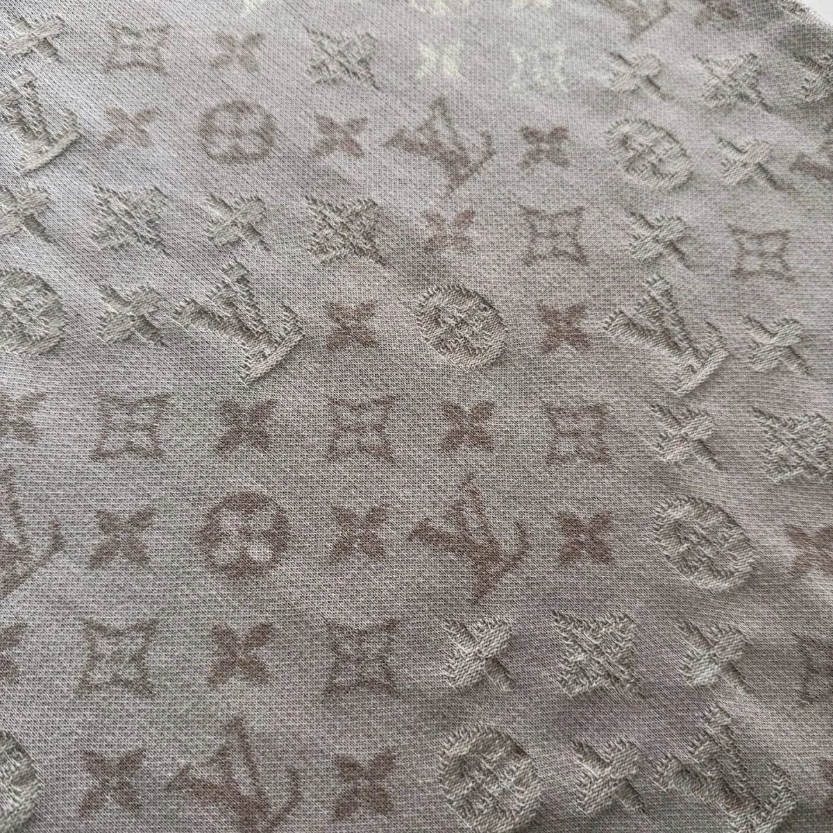 Áo thun LV nam Louis Vuitton ghi xám cá tính mã 4 cao cấp thượng hạng Áo thun LV nam Louis Vuitton ghi xám cá tính mã 4 cao cấp thượng hạng