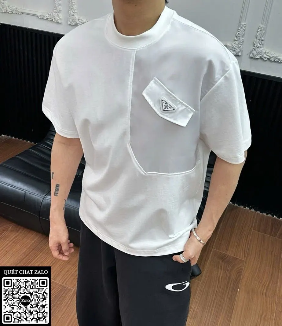 Áo phông nam màu trắng Prada mã 3 cao cấp đánh giá tuyệt vời Áo phông nam màu trắng Prada mã 3 cao cấp đánh giá tuyệt vời