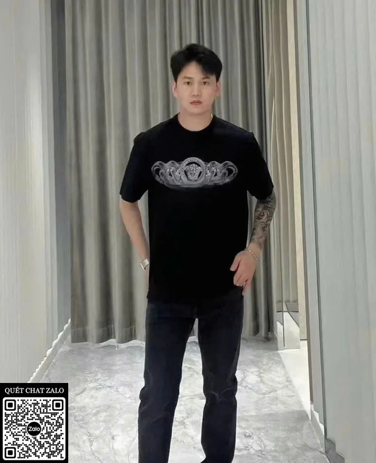 Áo phông nam màu đen Versace mã 1 chất lượng đánh giá xuất sắc Áo phông nam màu đen Versace mã 1 chất lượng đánh giá xuất sắc