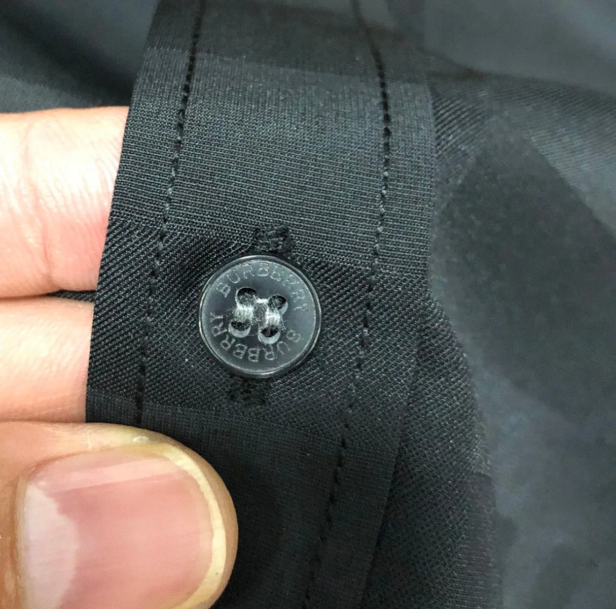 Áo sơ mi Burberry đen kẻ sọc caro tay ngắn nam mã 28l chất lượng cao Áo sơ mi Burberry đen kẻ sọc caro tay ngắn nam mã 28l chất lượng cao