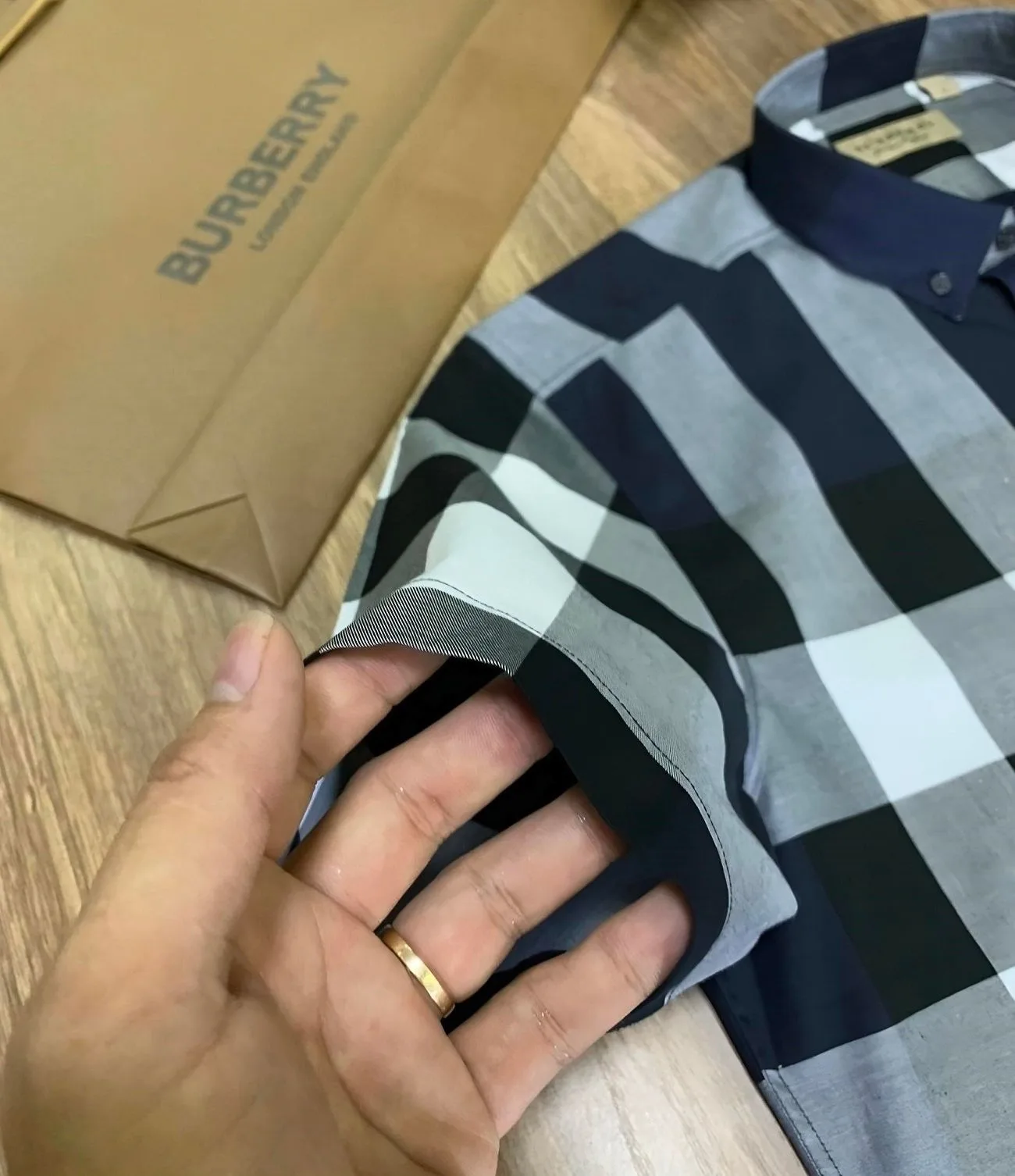 Áo sơ mi sọc Burberry nam tay ngắn xanh kẻ sọc caro mã 24 form chuẩn Áo sơ mi sọc Burberry nam tay ngắn xanh kẻ sọc caro mã 24 form chuẩn