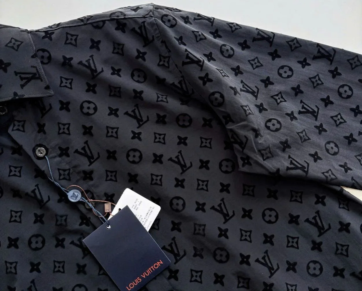 Áo sơ mi nam màu đen LV tay dài mã 1b tinh tế chất lượng cao