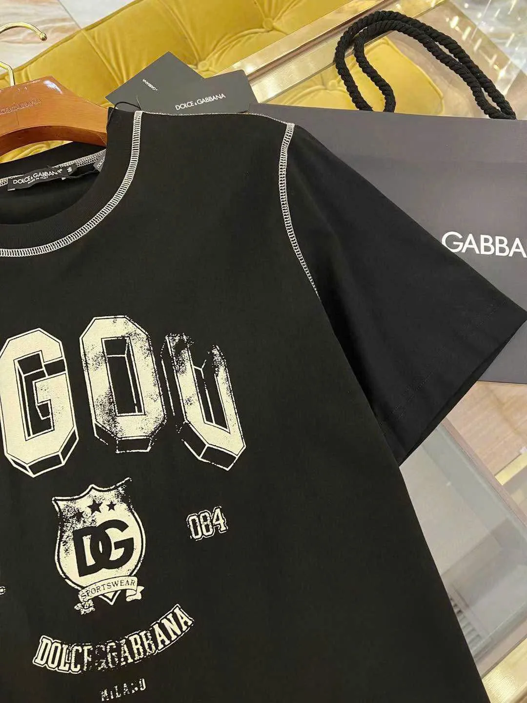 Áo thun đen form rộng Dolce cổ tròn mã 11 - lên ảnh đẹp nam nữ Áo thun đen form rộng Dolce cổ tròn mã 11 - lên ảnh đẹp nam nữ