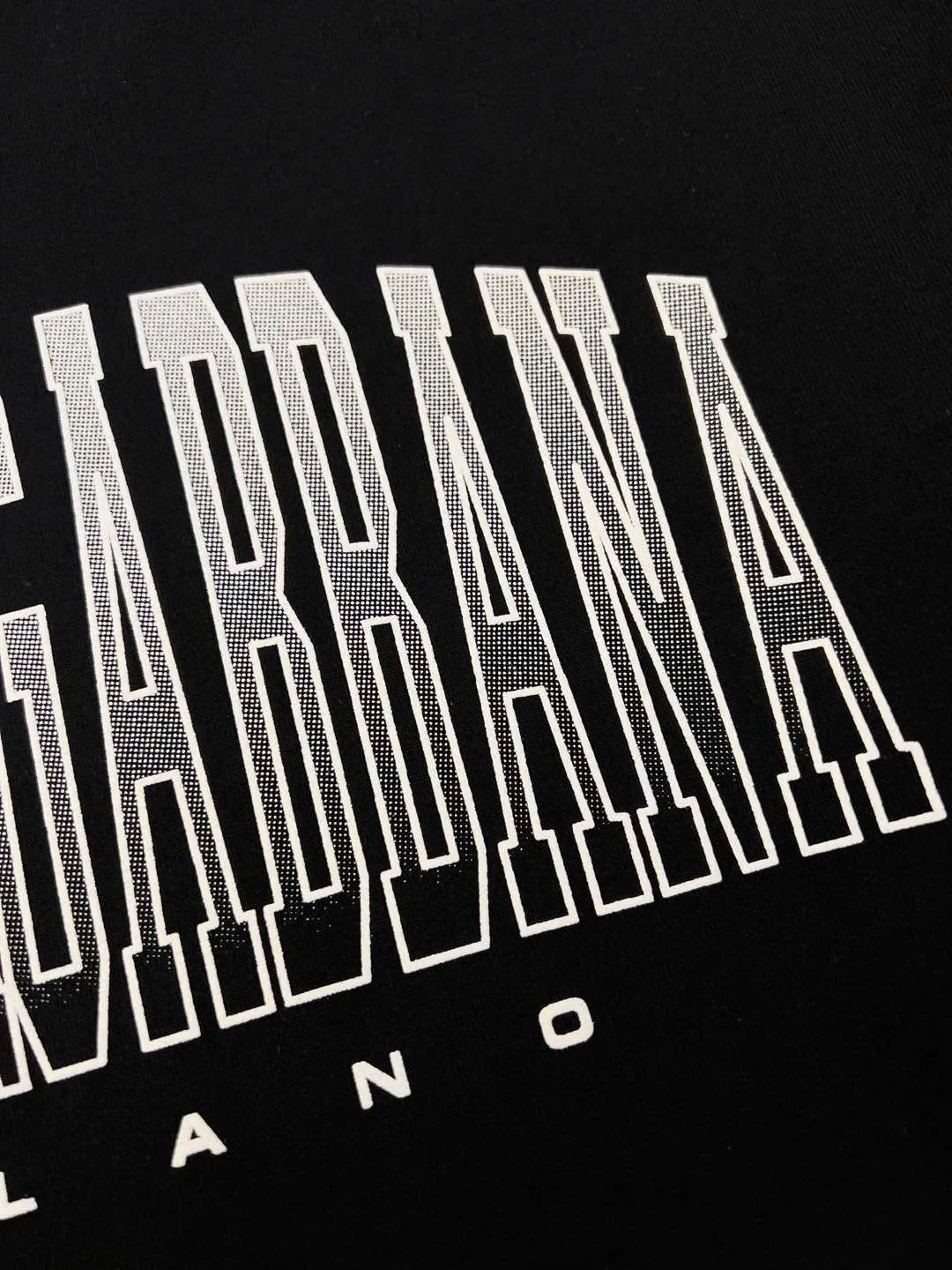 Áo phông trơn đen Dolce Gabbana cổ tròn nam nữ limited mã 16 Áo phông trơn đen Dolce Gabbana cổ tròn nam nữ limited mã 16