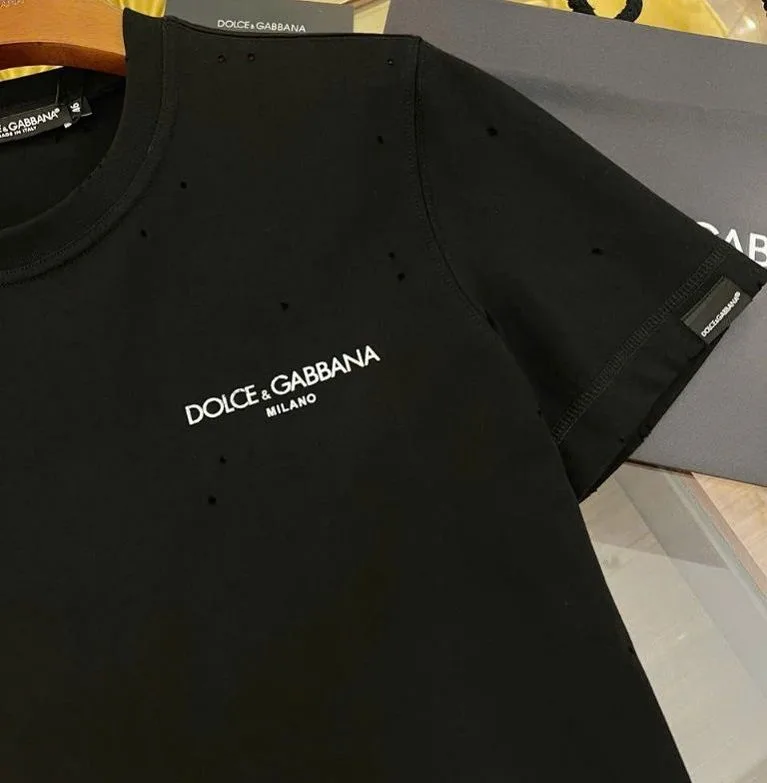 Áo thun đen cổ tròn Dolce Gabbana mã 37 phong cách riêng hạng cao cấp Áo thun đen cổ tròn Dolce Gabbana mã 37 phong cách riêng hạng cao cấp