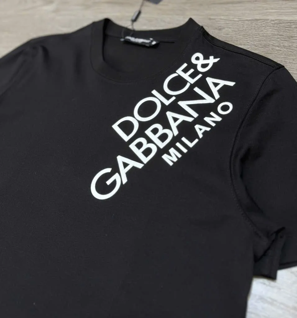 Áo thun nam đen có hình mã 4 Dolce Gabbana trẻ trung cao hạng cổ tròn Áo thun nam đen có hình mã 4 Dolce Gabbana trẻ trung cao hạng cổ tròn