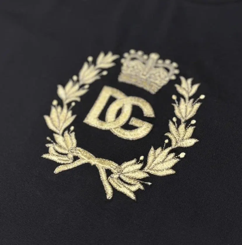 Áo thun đen đẹp Dolce hàng hiệu cổ tròn mã 44 nam nữ đáng tiền Áo thun đen đẹp Dolce hàng hiệu cổ tròn mã 44 nam nữ đáng tiền