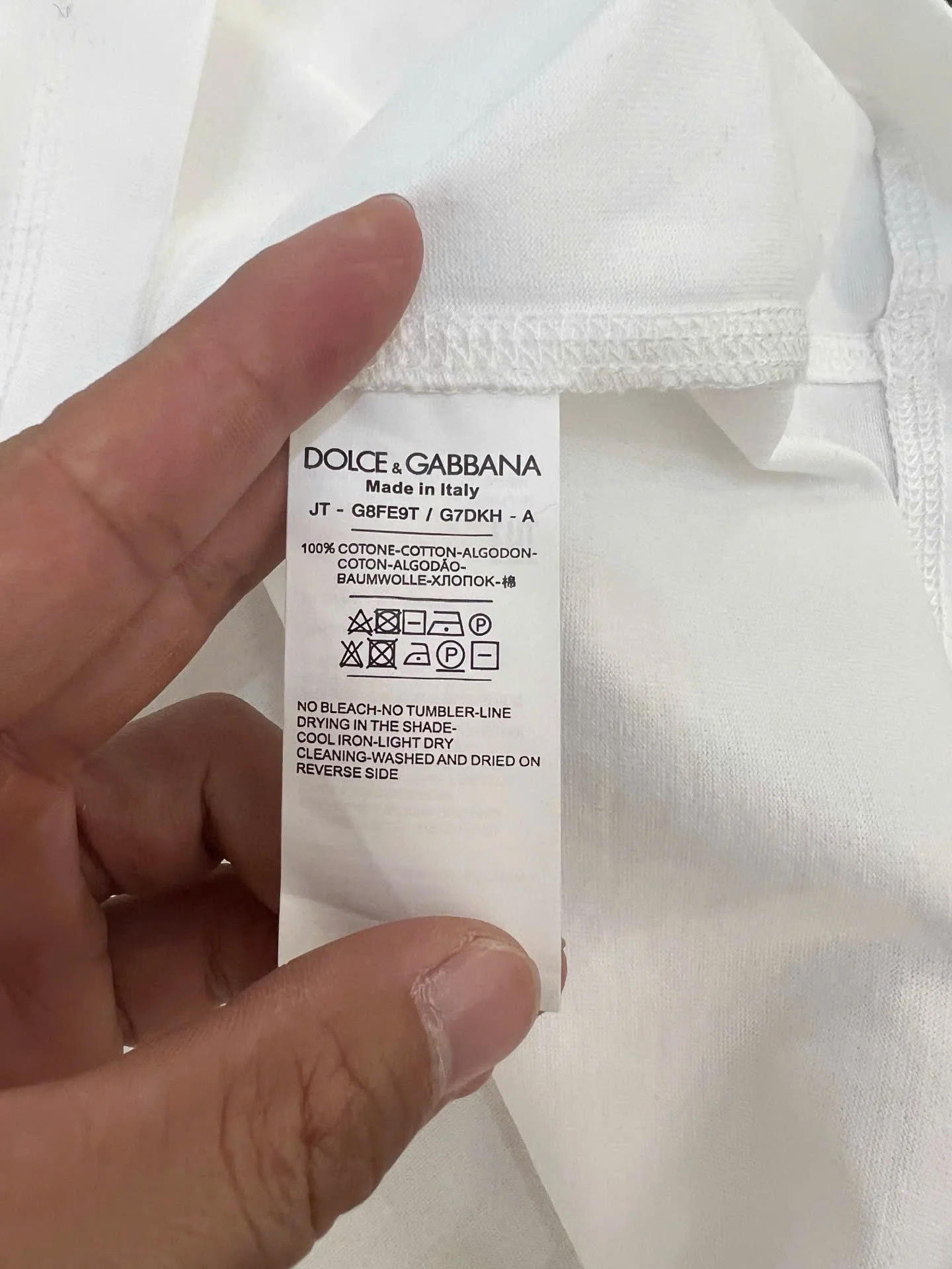 Áo thun nam trắng cổ tròn Dolce Gabbana mã 13 hàng giới hạn cực ưng ý Áo thun nam trắng cổ tròn Dolce Gabbana mã 13 hàng giới hạn cực ưng ý