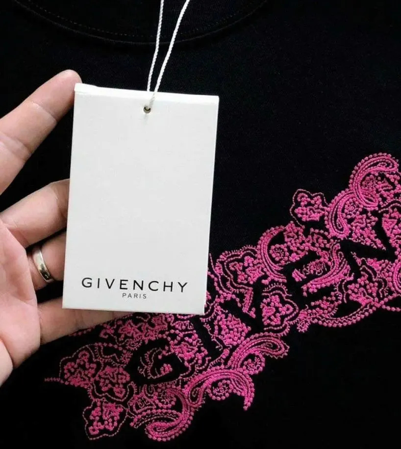 Áo Givenchy đen mã 4 cổ tròn nam nữ sang chảnh chuẩn phong cách thời thượng Áo Givenchy đen mã 4 cổ tròn nam nữ sang chảnh chuẩn phong cách thời thượng
