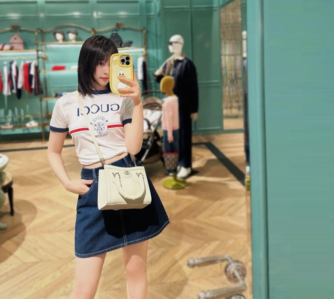 Áo thun Gucci trắng cổ tròn mã 2b phong cách sành điệu nam nữ Áo thun Gucci trắng cổ tròn mã 2b phong cách sành điệu nam nữ