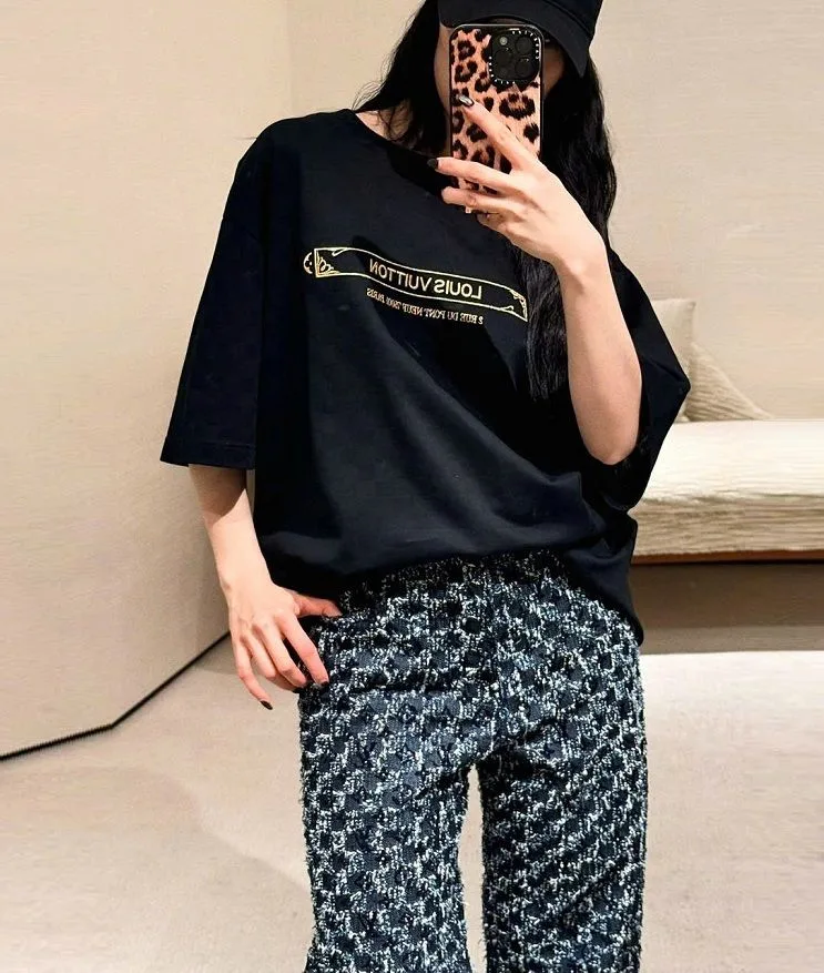 Áo Louis Vuitton đen mã 10b cổ tròn nam nữ hạng premium không chê vào đâu được Áo Louis Vuitton đen mã 10b cổ tròn nam nữ hạng premium không chê vào đâu được