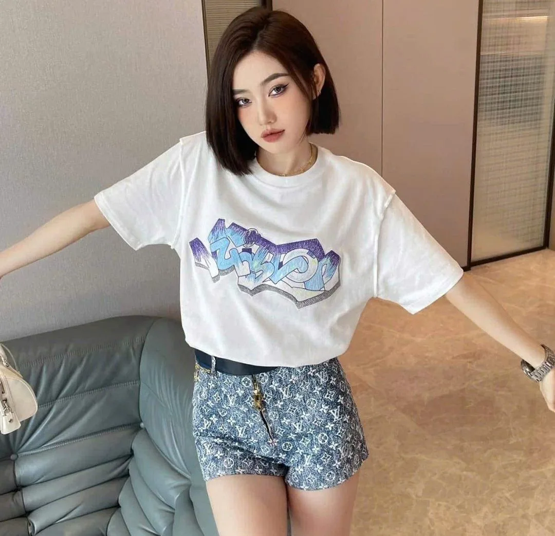 Áo Louis Vuitton trắng mã 14 cổ tròn xịn xò tinh tế cho nam nữ thời thượng Áo Louis Vuitton trắng mã 14 cổ tròn xịn xò tinh tế cho nam nữ thời thượng