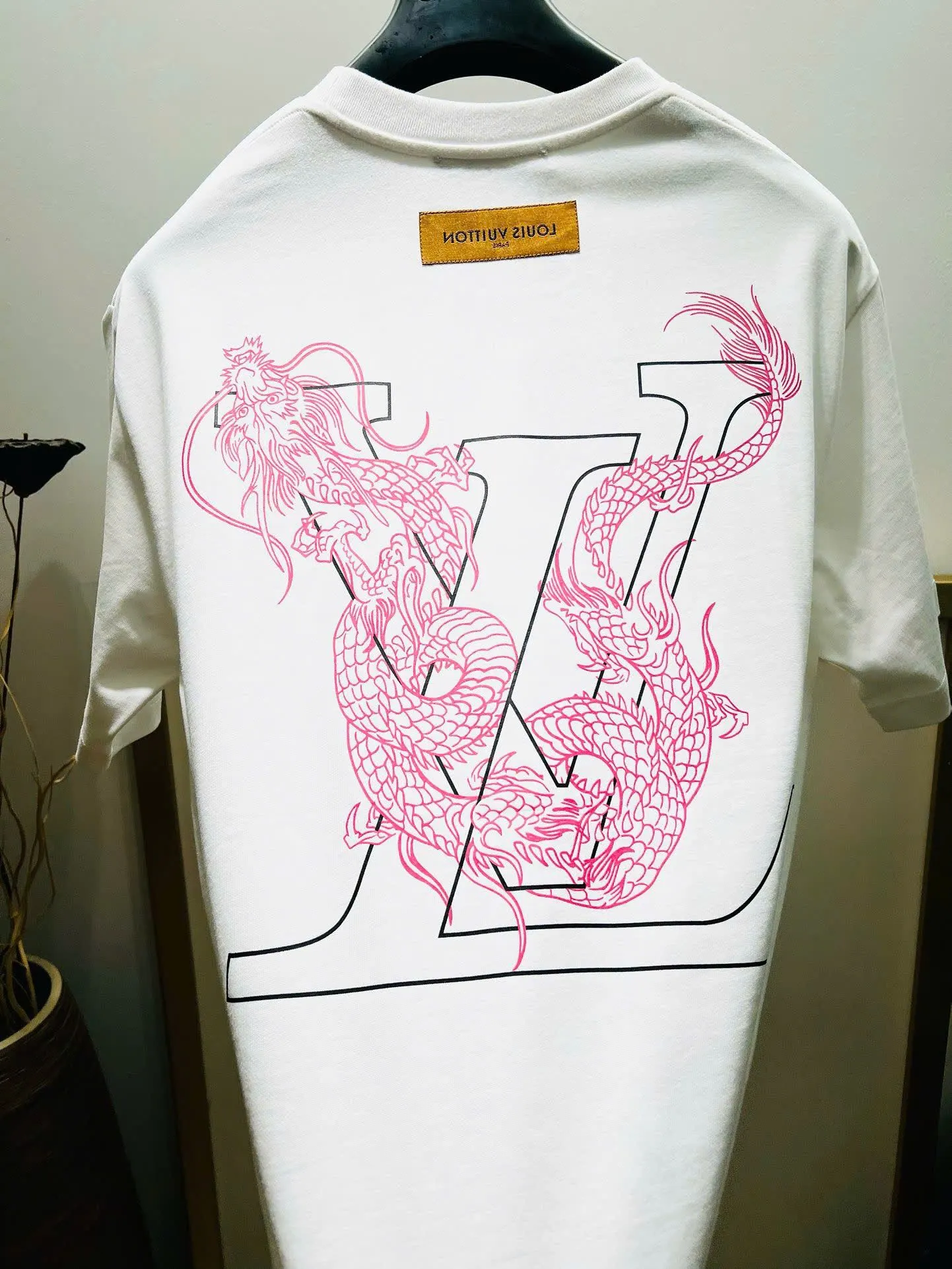 Áo thun LV trắng cổ tròn Louis Vuitton cao cấp mã 9 nam nữ cá tính Áo thun LV trắng cổ tròn Louis Vuitton cao cấp mã 9 nam nữ cá tính