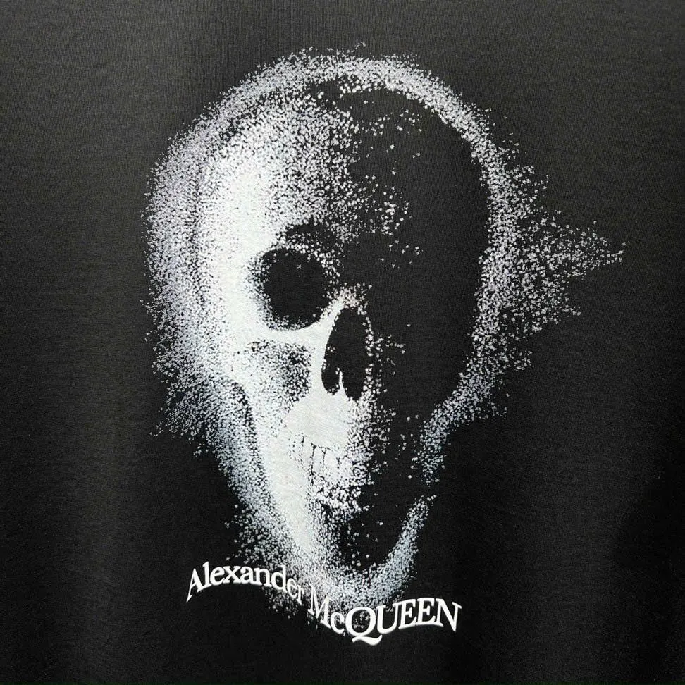 Áo phông nam màu đen McQueen cổ tròn mã 1 đáng tiền phong cách nam nữ Áo phông nam màu đen McQueen cổ tròn mã 1 đáng tiền phong cách nam nữ
