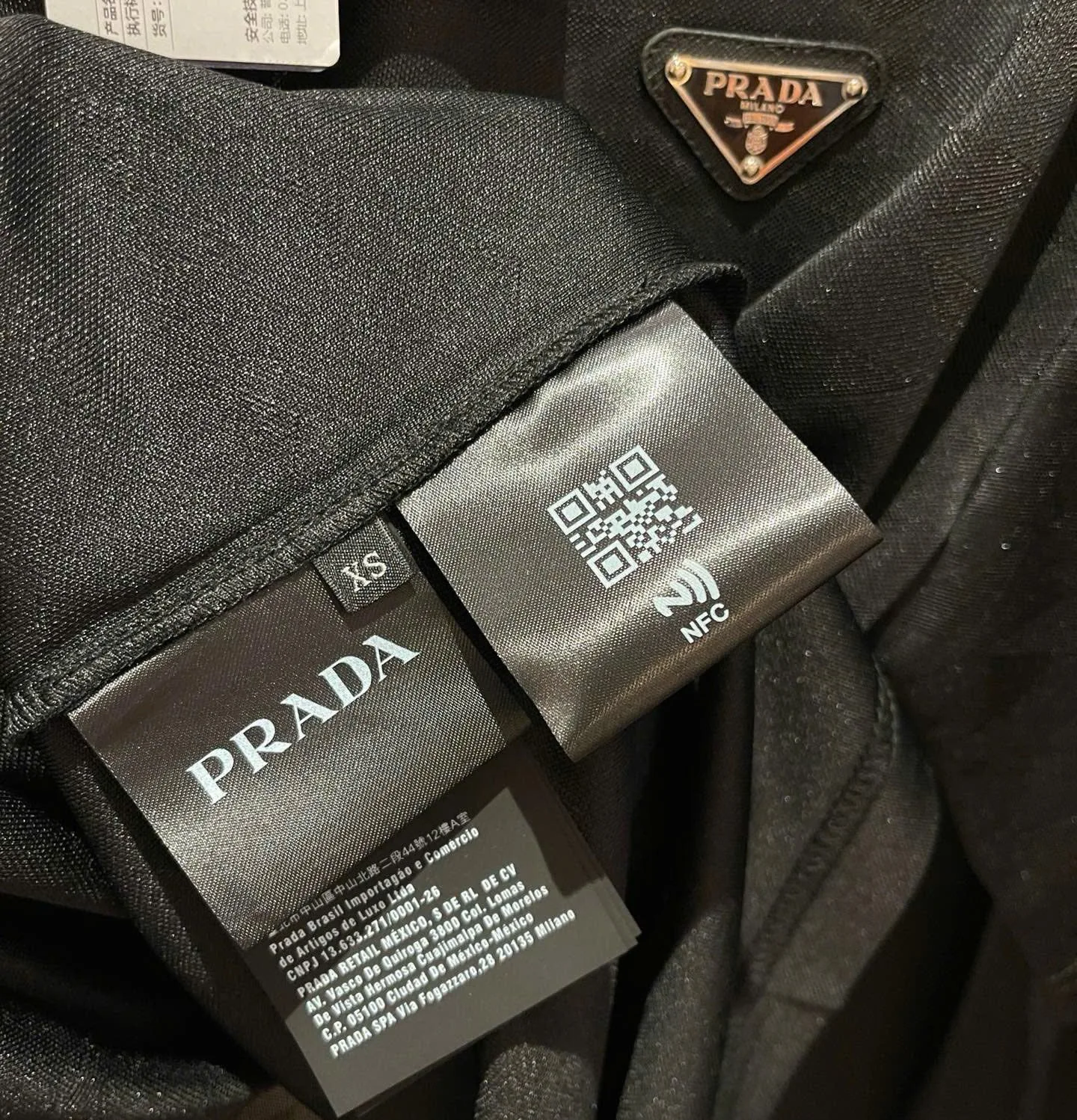 Áo phông đen trơn Prada mã 2 áo thun cổ tròn nam nữ hàng độc tinh tế Áo phông đen trơn Prada mã 2 áo thun cổ tròn nam nữ hàng độc tinh tế